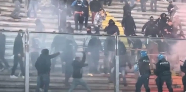 Scontri alla partita Padova-Catania: 6 tifosi arrestati, 8 poliziotti feriti. Un agente è in terapia intensiva
