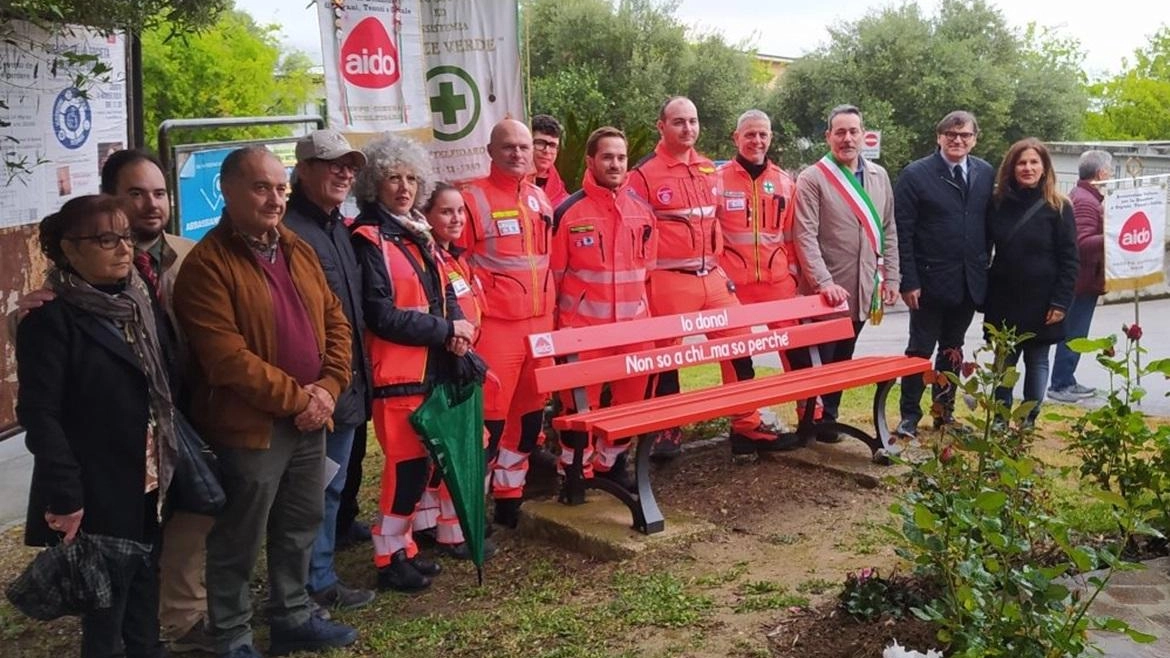 In via Murri a Castelfidardo è stata inaugurata la panchina rossa dell'Aido, simbolo di solidarietà e memoria per i donatori che hanno salvato vite. Autorità e volontari presenti per sensibilizzare sull'importanza della donazione degli organi.