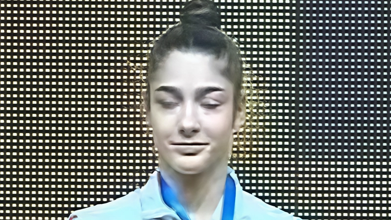 La ginnasta Sofia Raffaeli, di Fabriano, ha conquistato una straordinaria medaglia d'oro alle clavette a Baku, dimostrando grande determinazione e talento.