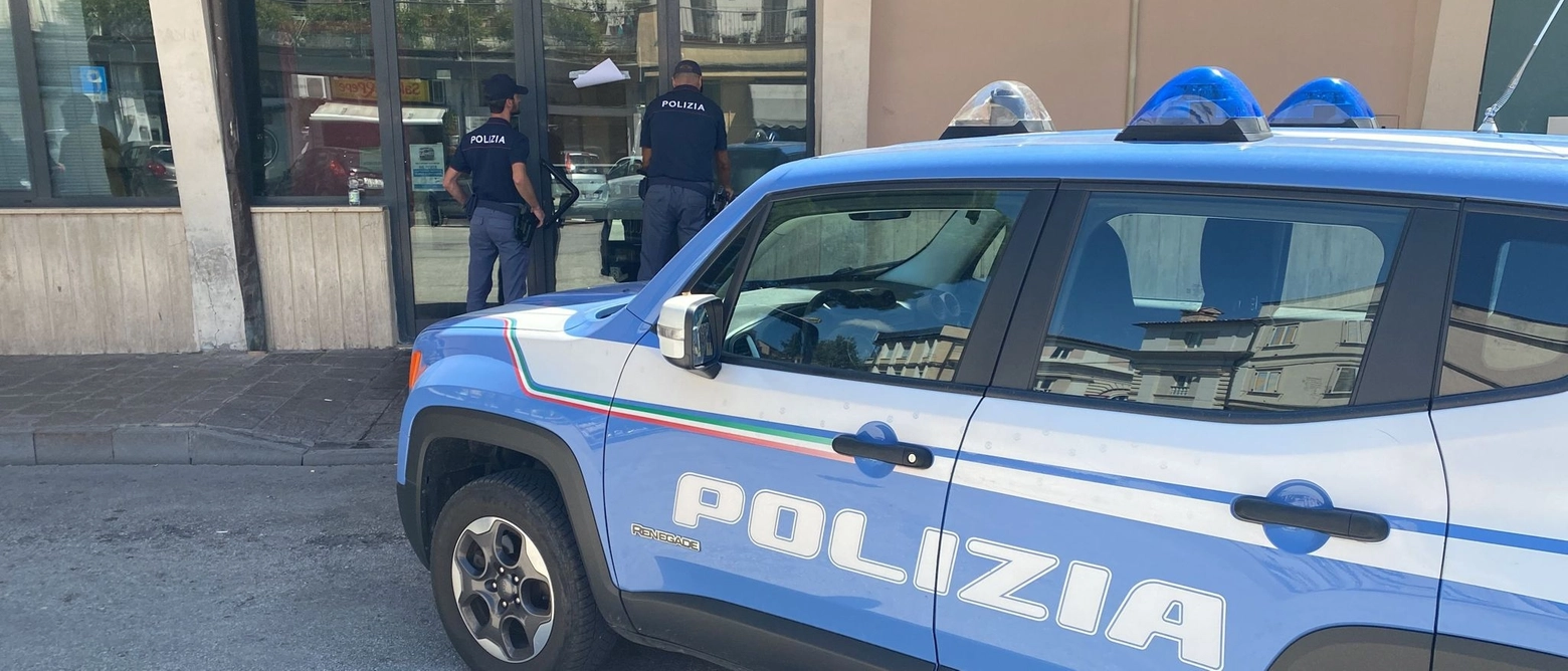 La polizia è arrivata ai responsabili: due uomini e una donna, tutti residenti in Toscana, i quali avevano già messo a segno quaranta colpi analoghi