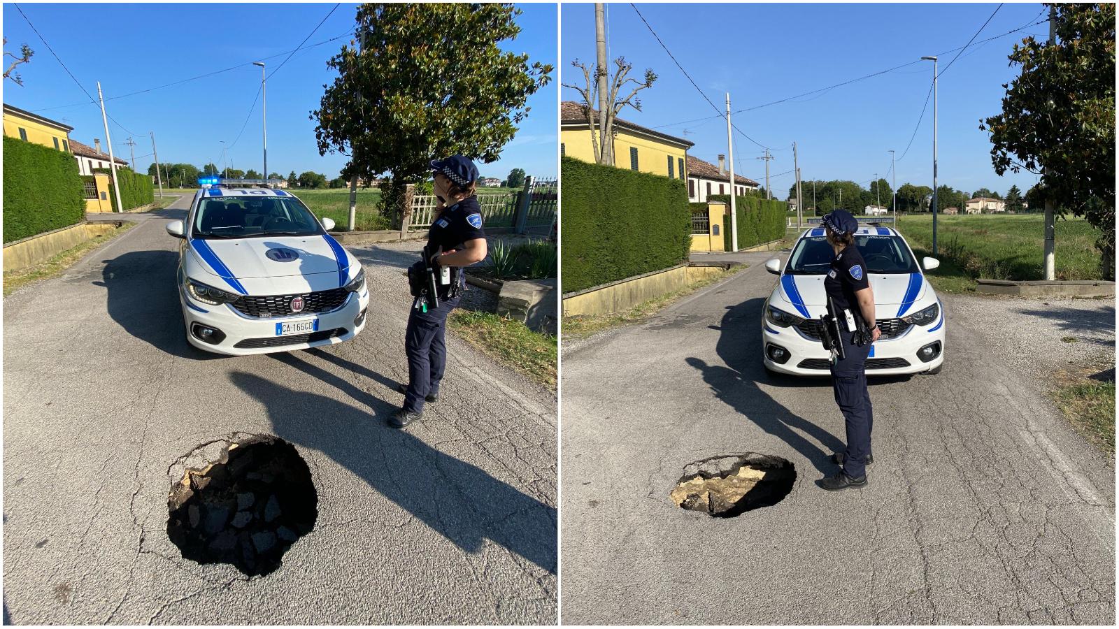 Si apre voragine profonda 1,5 metri per strada nel Ferrarese: allarme tra i residenti Si apre voragine profonda 1,5 metri per strada nel Ferrarese: allarme tra i residenti