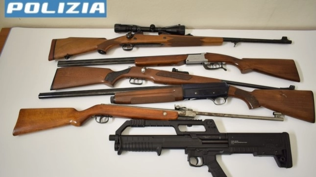 L’uomo nascondeva decine tra pistole, fucili e munizioni oltre a 44mila euro in provincia di Ravenna. In più aveva vestiti con lo stemma della polizia penitenziaria