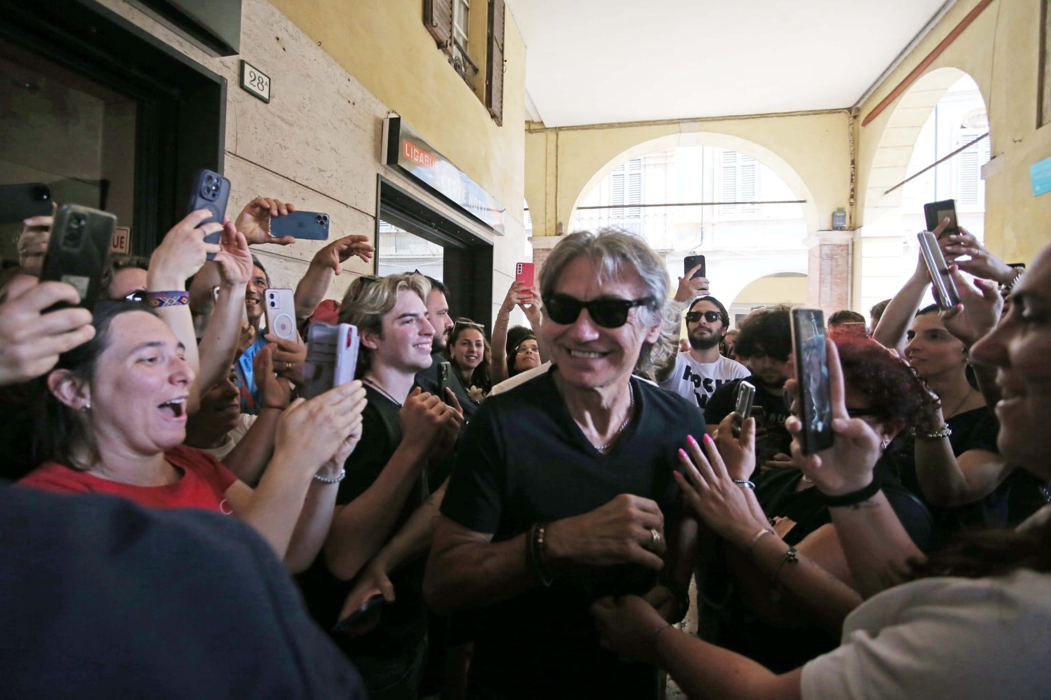 Ligabue balla sul mondo: Campovolo ribolle da oggi Ligabue balla sul mondo: Campovolo ribolle da oggi