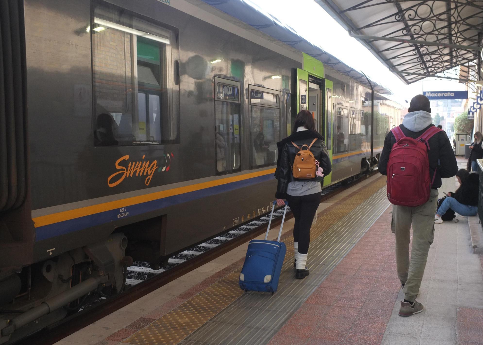Stop ai treni per tre mesi, arrivano gli autobus sostitutivi Stop ai treni per tre mesi, arrivano gli autobus sostitutivi