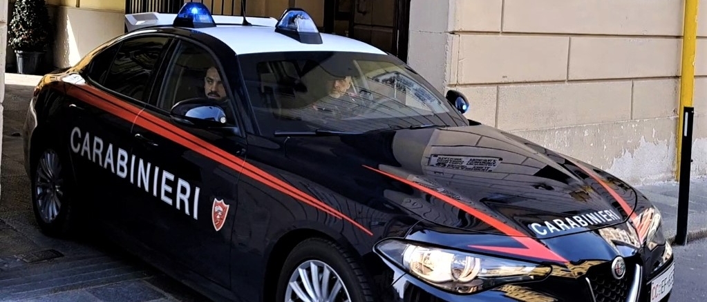 Danneggia finestre con un bastone e manda in ospedale un carabiniere: arrestato