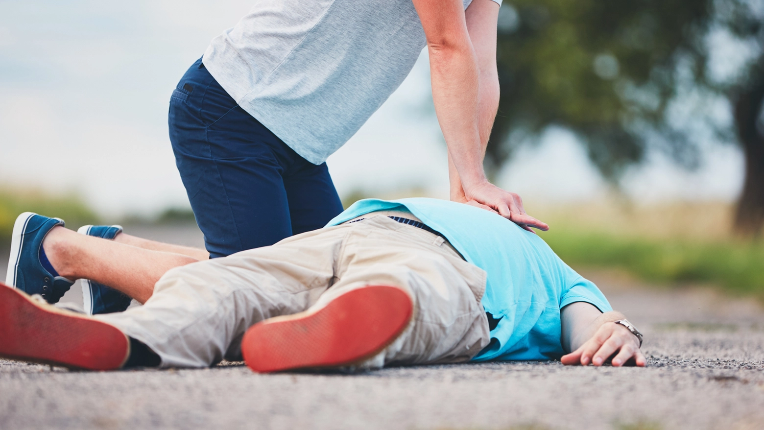 Due carabinieri fuori servizio salvano un uomo colto da malore in auto: gli praticano il massaggio cardiaco in strada
