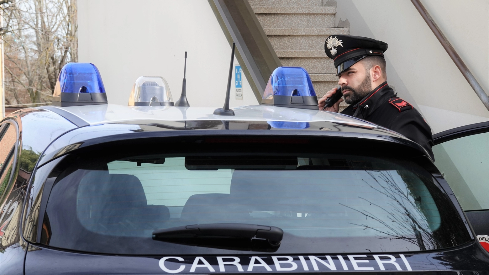 Gli aggressori, individuati dai carabinieri, devono rispondere dei reati di percosse, minaccia, danneggiamento e tentata rapina in concorso