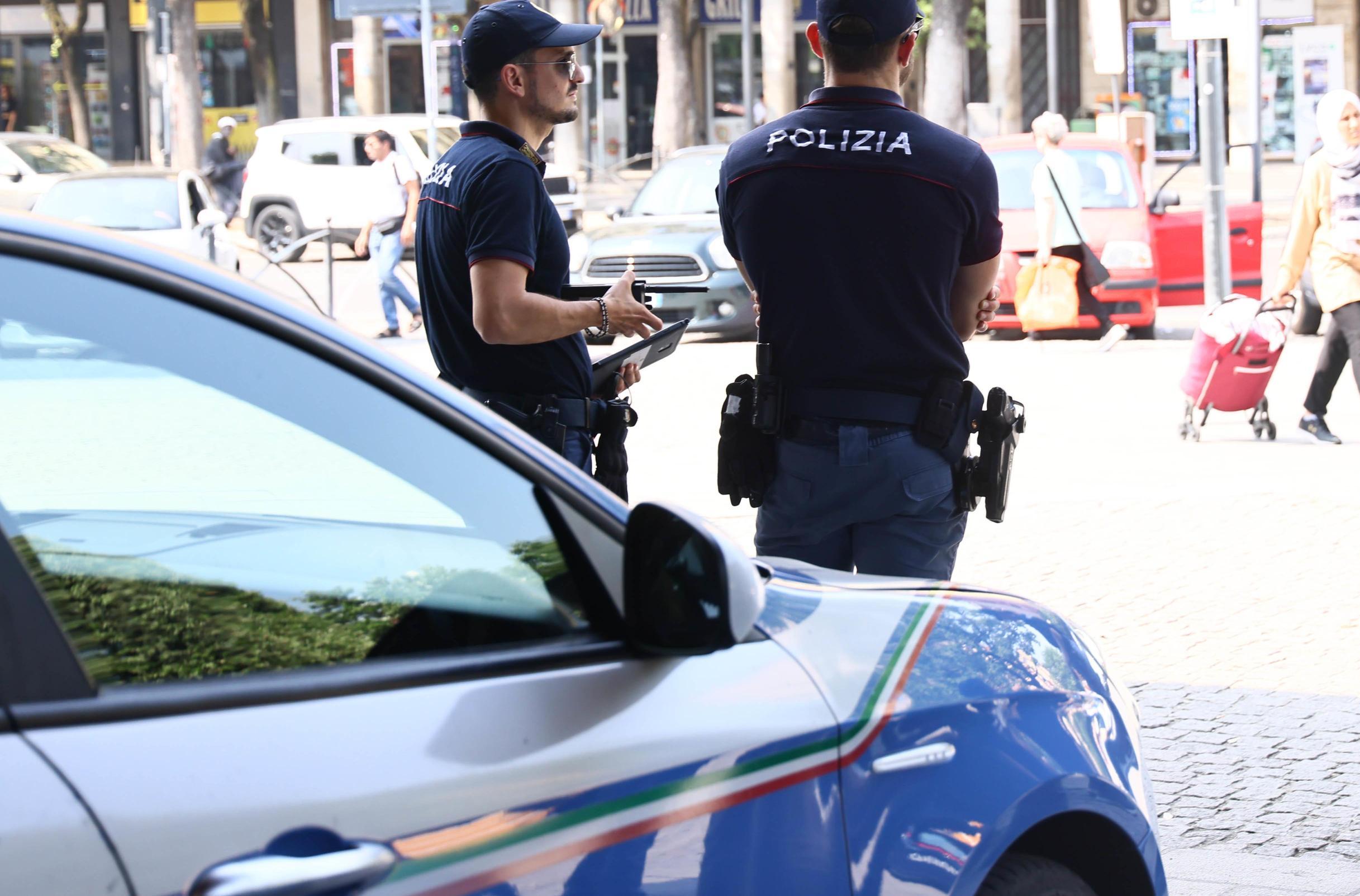 Non vuole lasciare l’appartamento. Aggredisce trans e poliziotti Non vuole lasciare l’appartamento. Aggredisce trans e poliziotti