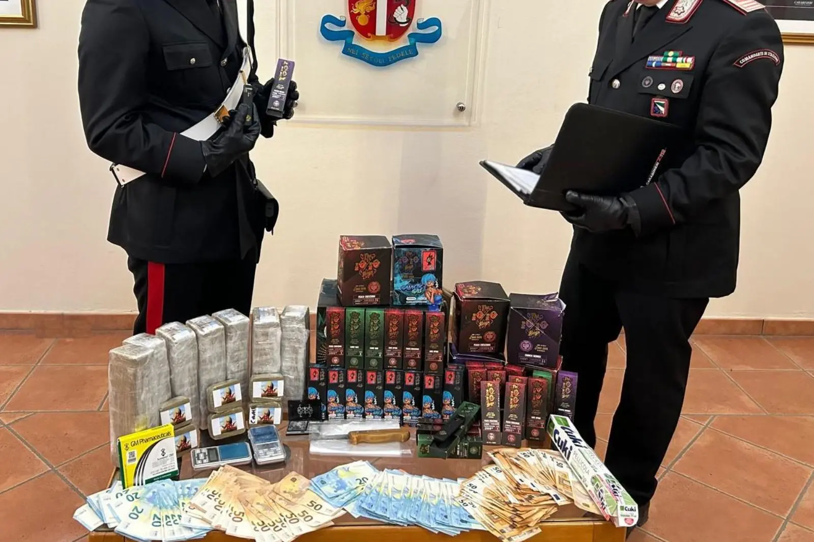Supermarket della droga in casa: arrestato ragazzo di 24 anni