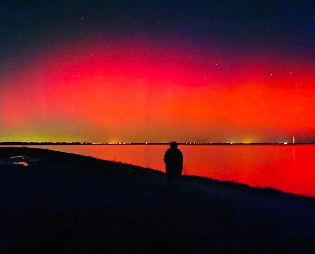 Aurora boreale, una delle spettacolari immagini scattate lo scorso novembre quando il fenomeno fu visibile in Emilia Romagna, Marche e Veneto
