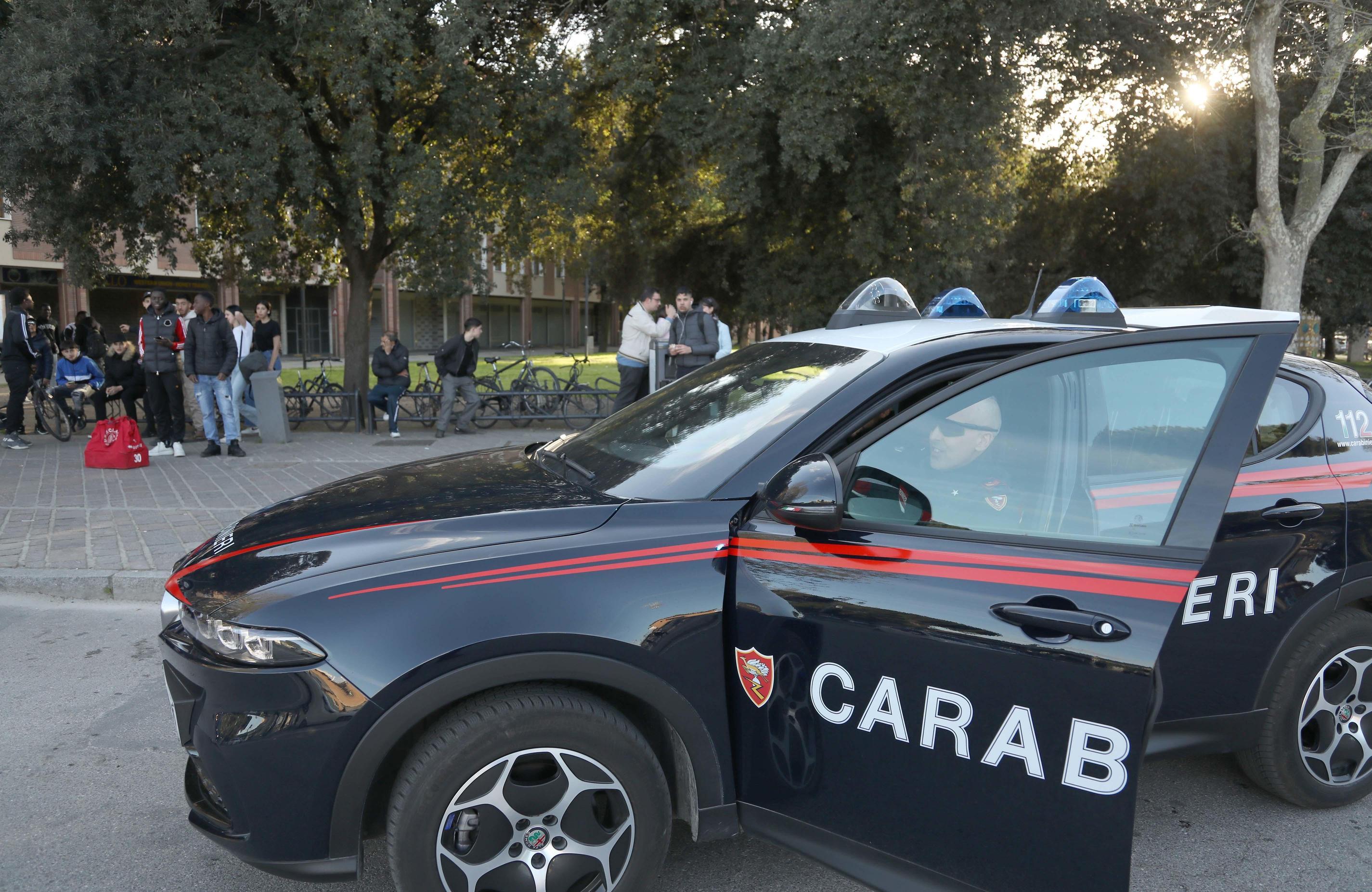 Vanno a liberare una ragazza. E scovano la casa a luci rosse Vanno a liberare una ragazza. E scovano la casa a luci rosse