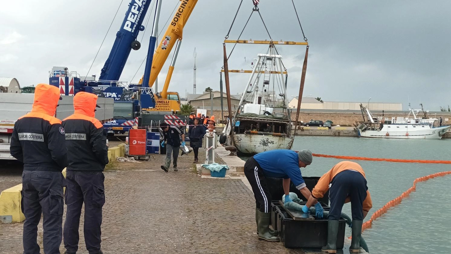 Operazione di recupero complicata al porto dopo l’affondamento del ’Mostrillo’: caccia alle cause
