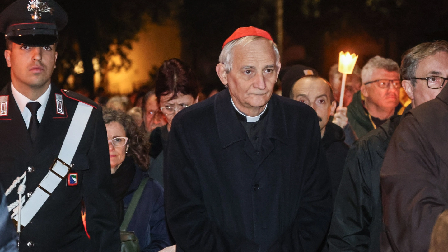 Il cardinale Matteo Zuppi ha guidato la processione della Via Crucis lungo via dell’Osservanza