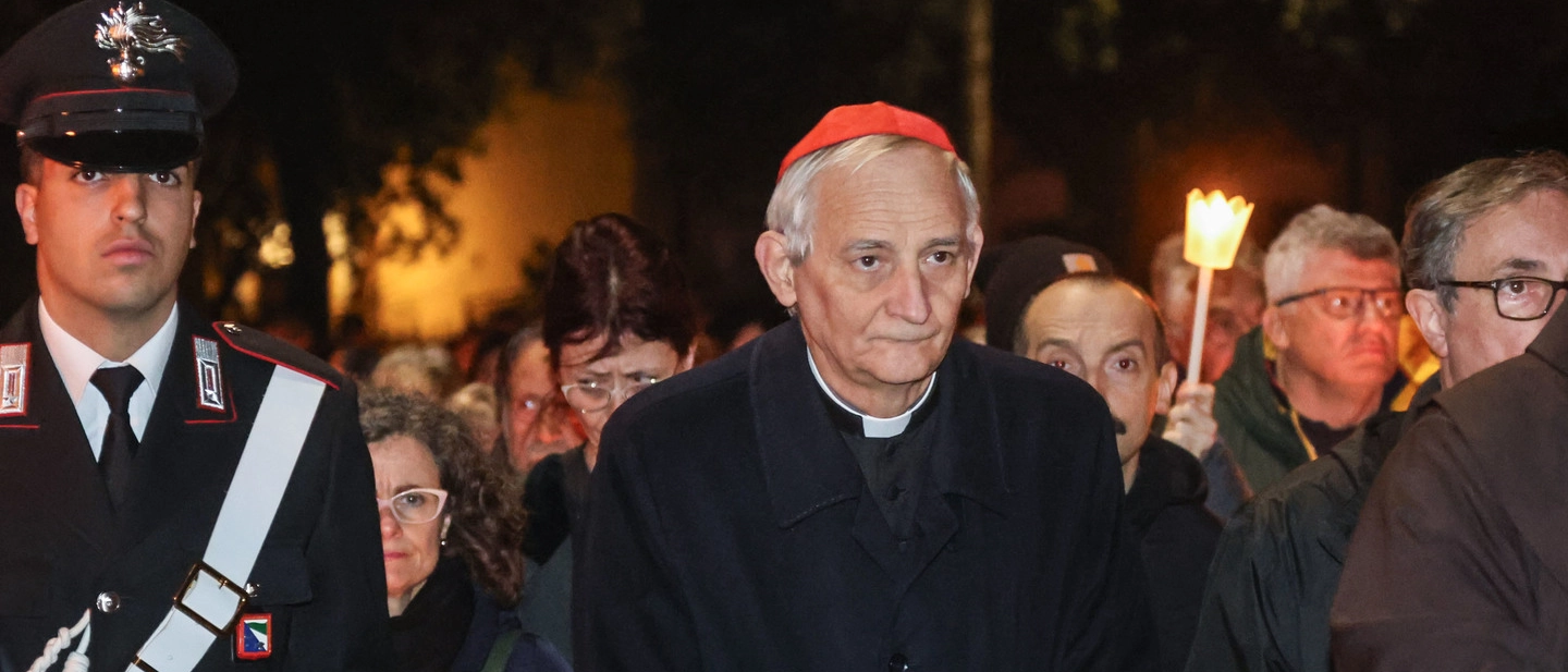 Il cardinale con mille fedeli alla processione in via dell’Osservanza: “Abbiamo bisogno di pace e di quella speranza che nasce sotto la croce"