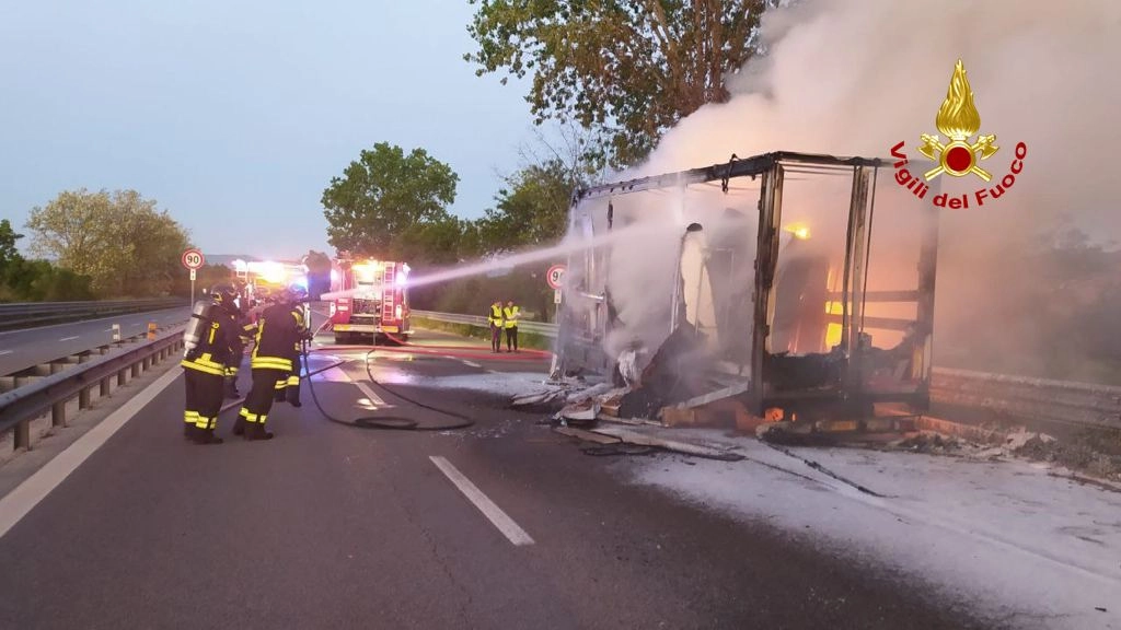 Camion incenerito, prende fuoco sulla SS 73 a Fano. L'intervento dei vigili del fuoco