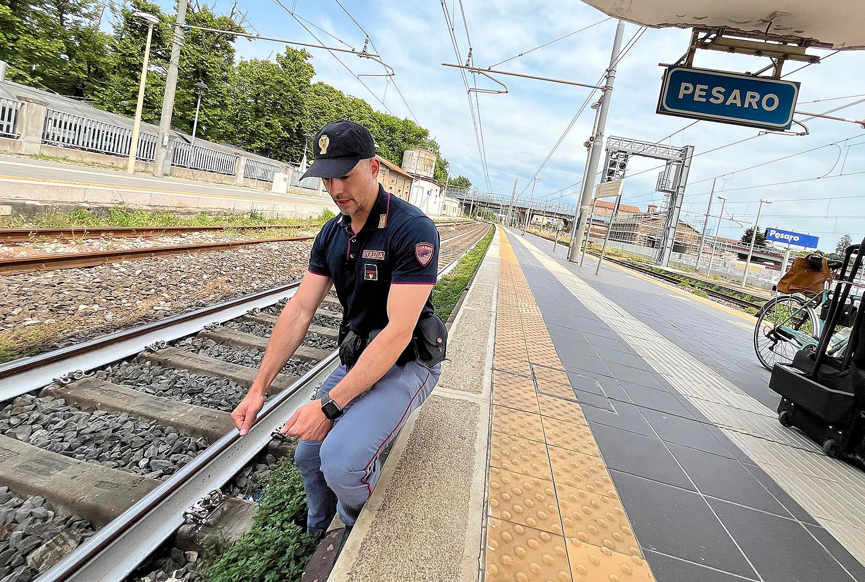 Poliziotto eroe: “Un attimo dopo è arrivato il treno. Ho rischiato, ma era giusto farlo” Poliziotto eroe: “Un attimo dopo è arrivato il treno. Ho rischiato, ma era giusto farlo”