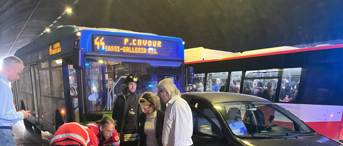 Tamponamento a catena coinvolge bus e tre auto nella galleria del Risorgimento: due feriti non gravi, code e ripercussioni al traffico nel centro per oltre un'ora.