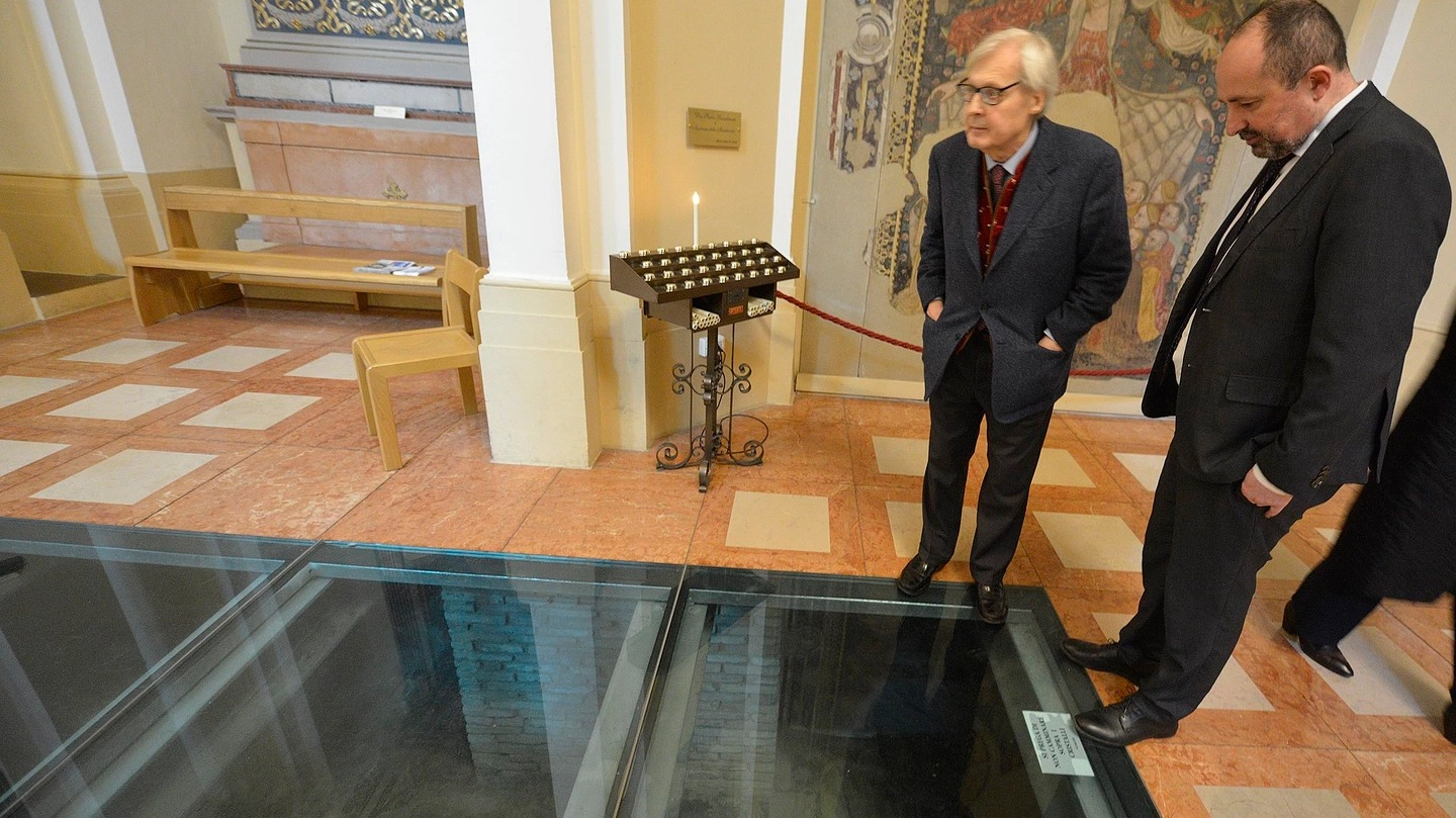Vittorio Sgarbi osserva i mosaici durante una recente visita insieme con il vicesindaco Daniele Vimini