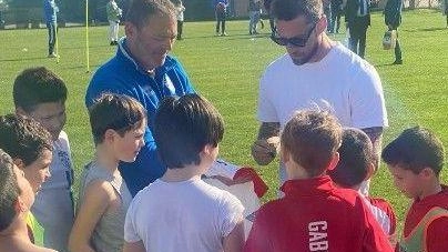 L'ex campione Claudio Marchisio ha partecipato a "In campo con Marchisio" a Gabicce Mare, elogiando l'impegno dei dirigenti sportivi e incoraggiando i giovani a perseguire i propri sogni con passione e sacrificio.