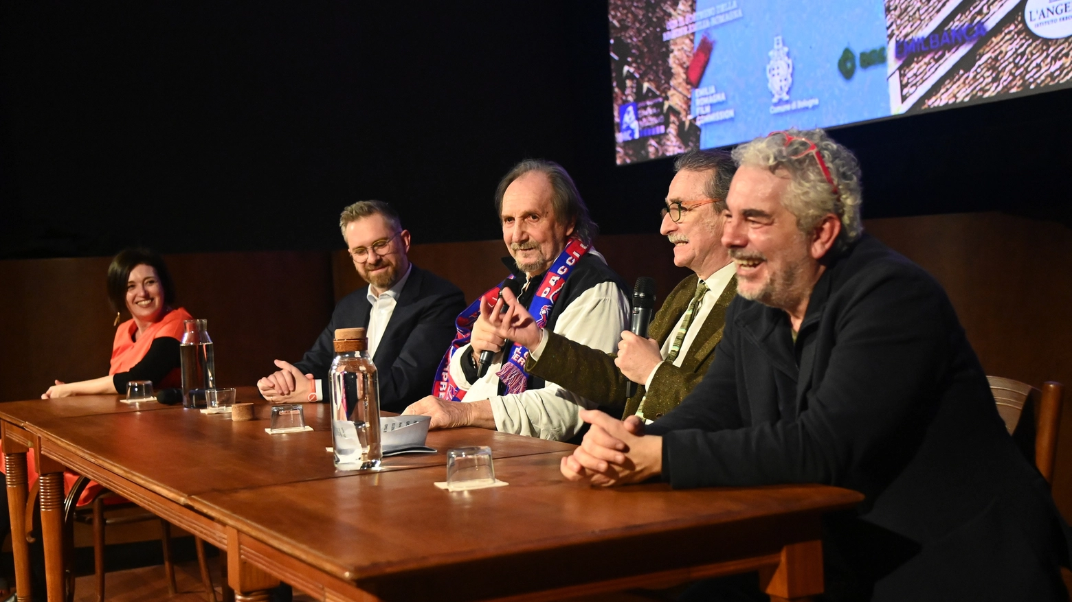 In platea Morandi, Vito, Andrea Roncato. Sul palco con l’autore il sindaco Lepore e Farinelli, direttore della Cineteca