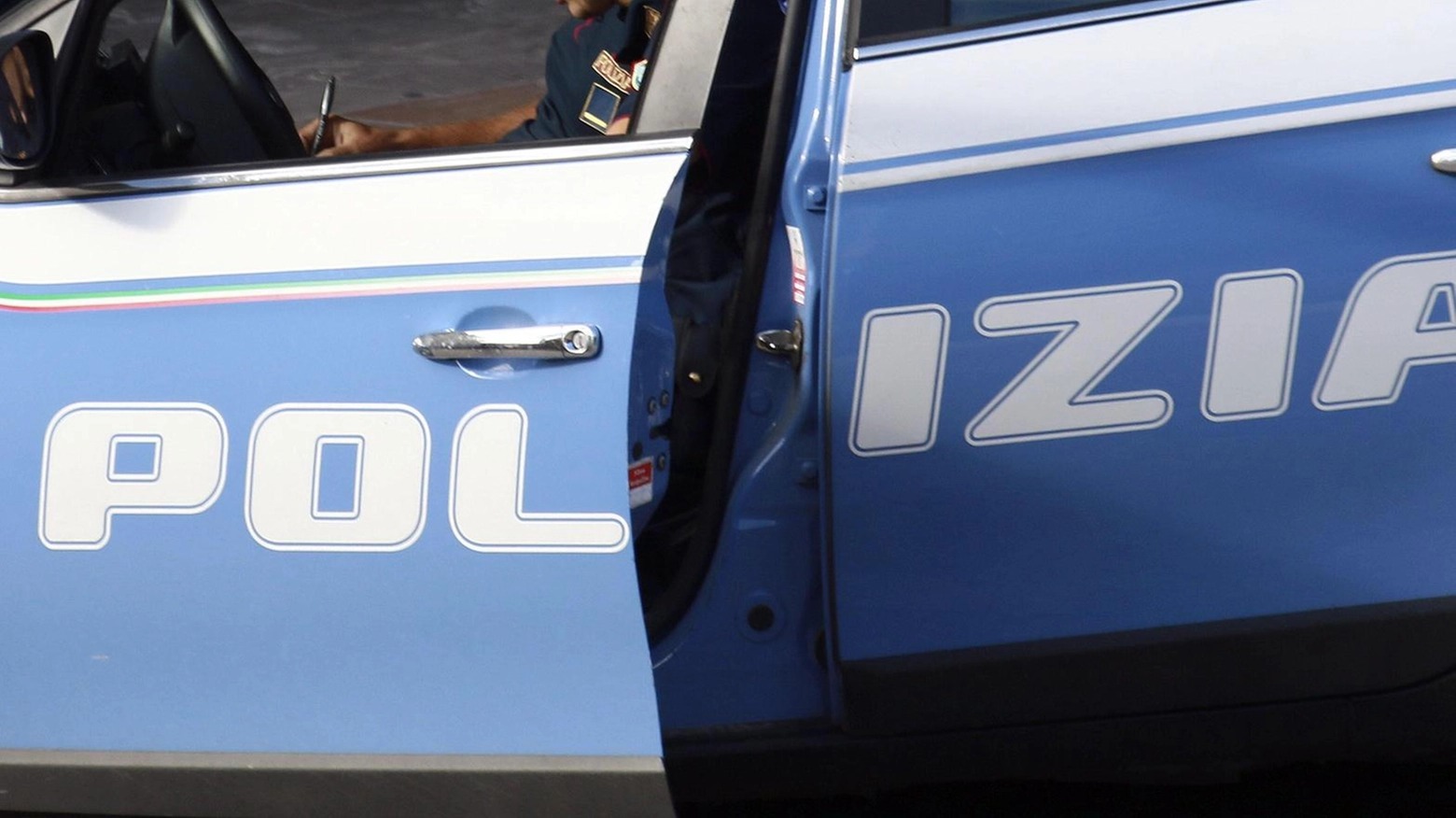 La Squadra mobile di Ancona ha eseguito l'ordine di detenzione in carcere per un 47enne italiano con 4 condanne per un totale di 9 anni e un mese, per reati commessi tra il 2010 e il 2017. Dopo un breve periodo in detenzione domiciliare, è stato arrestato per coinvolgimento in liti.