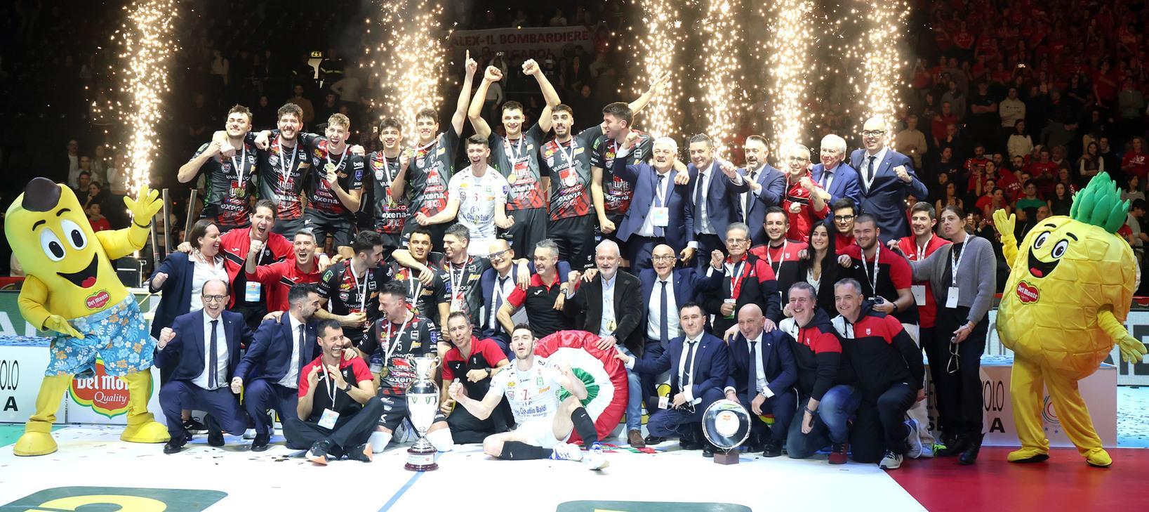 Da 35 anni legato ai colori biancorossi Da 35 anni legato ai colori biancorossi