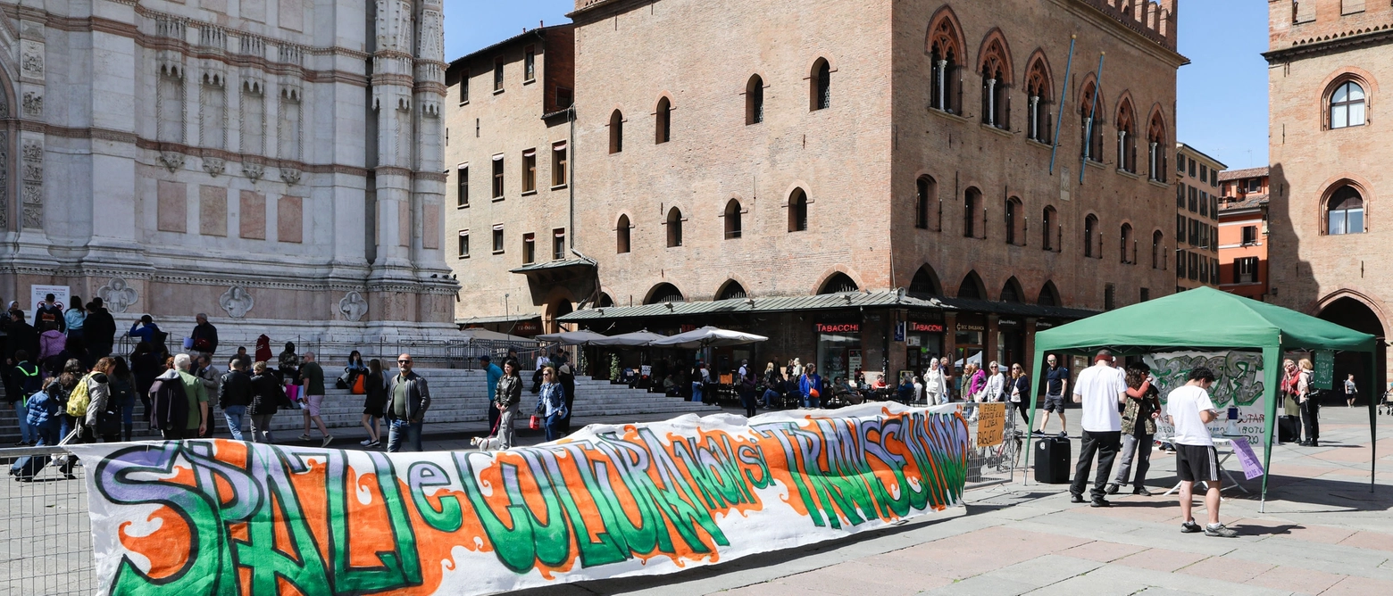 Transenne ‘simboliche’ in piazza Maggiore, gli attivisti: “Spazi e cultura non si recintano”. Appuntamento il 21 maggio sul Crescentone: “L’autoriduzione si farà”