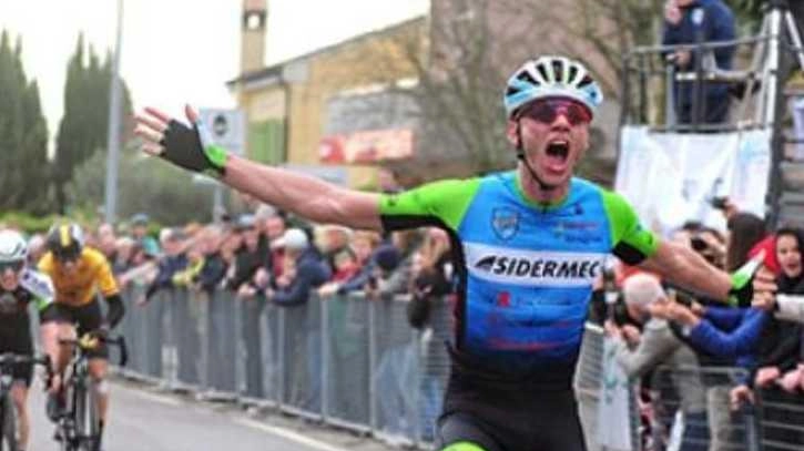 Il ciclista Luca Patuelli del team Sidermec-Fratelli Vitali trionfa al 70° Gran Premio Martiri della Libertà a San Bellino, superando i rivali con una volata di forza.