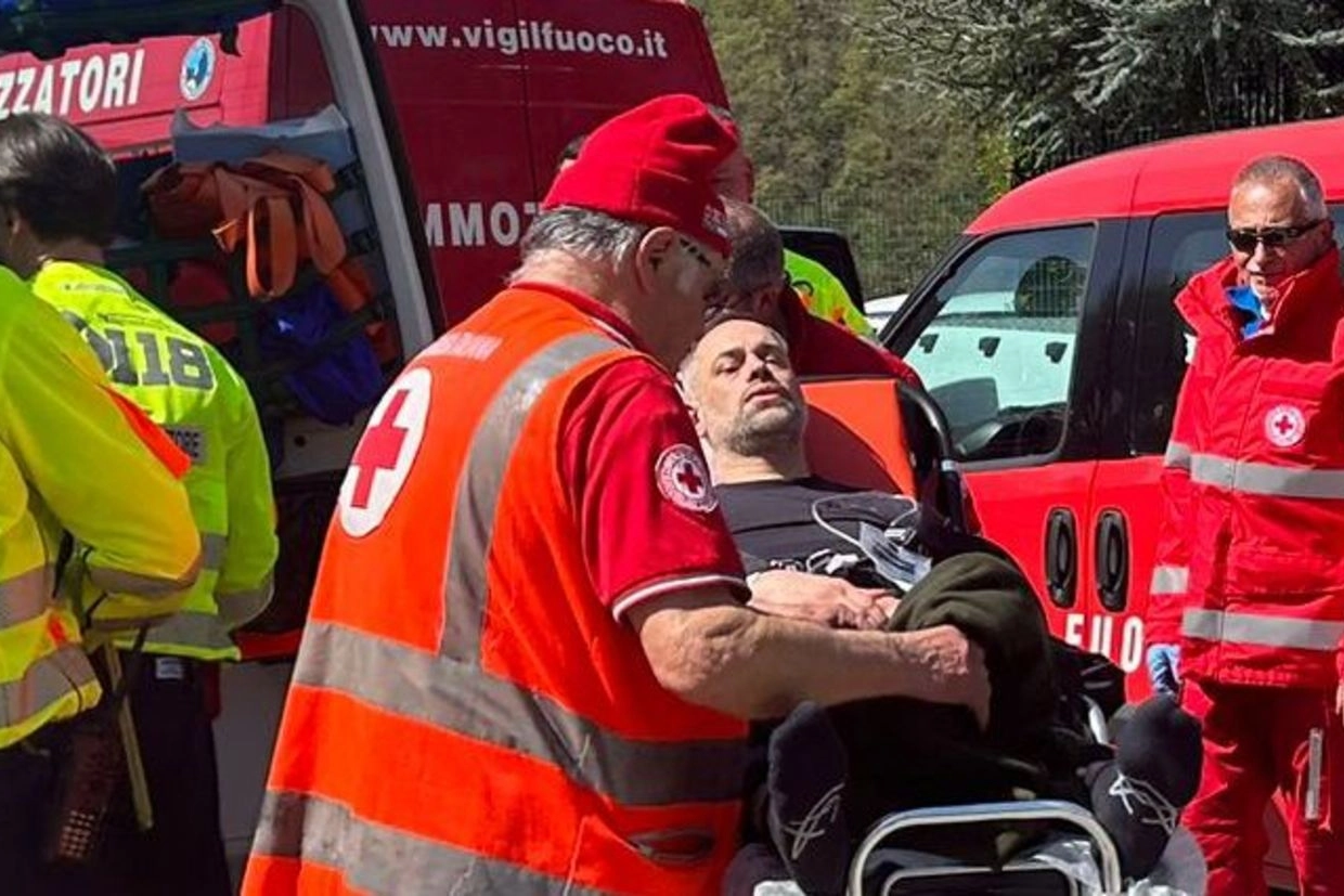 Simone De Angelis, capo della centrale idroelettrica di Bargi, portato via con l’ambulanza dopo il malore
