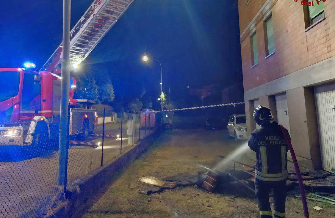 Incendio doloso . Dà fuoco alla casa dei suoi genitori dopo una lite: in cella Incendio doloso . Dà fuoco alla casa dei suoi genitori dopo una lite: in cella