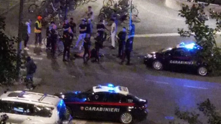 I residenti hanno chiamato i carabinieri intorno alle 4,30: ferito un ragazzo di 18 anni, gli aggressori sono fuggiti nella notte
