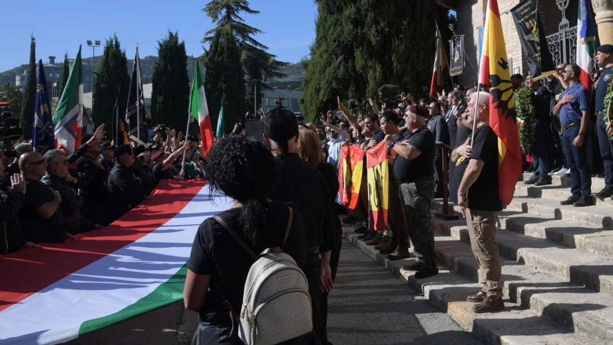 Nel mirino anche i genitori di un ragazzino di 13 anni portato alla rievocazione della marcia su Roma con divisa nera e spilla del fascio littorio