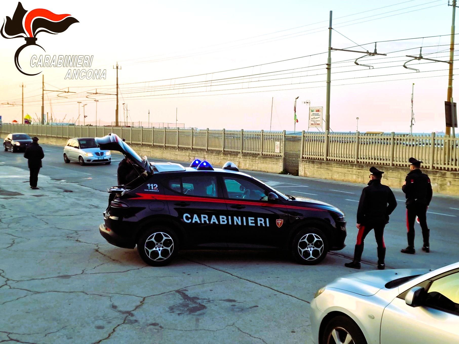 Truffa dello specchietto ad Ancona: due giovani campani nei guai Truffa dello specchietto ad Ancona: due giovani campani nei guai