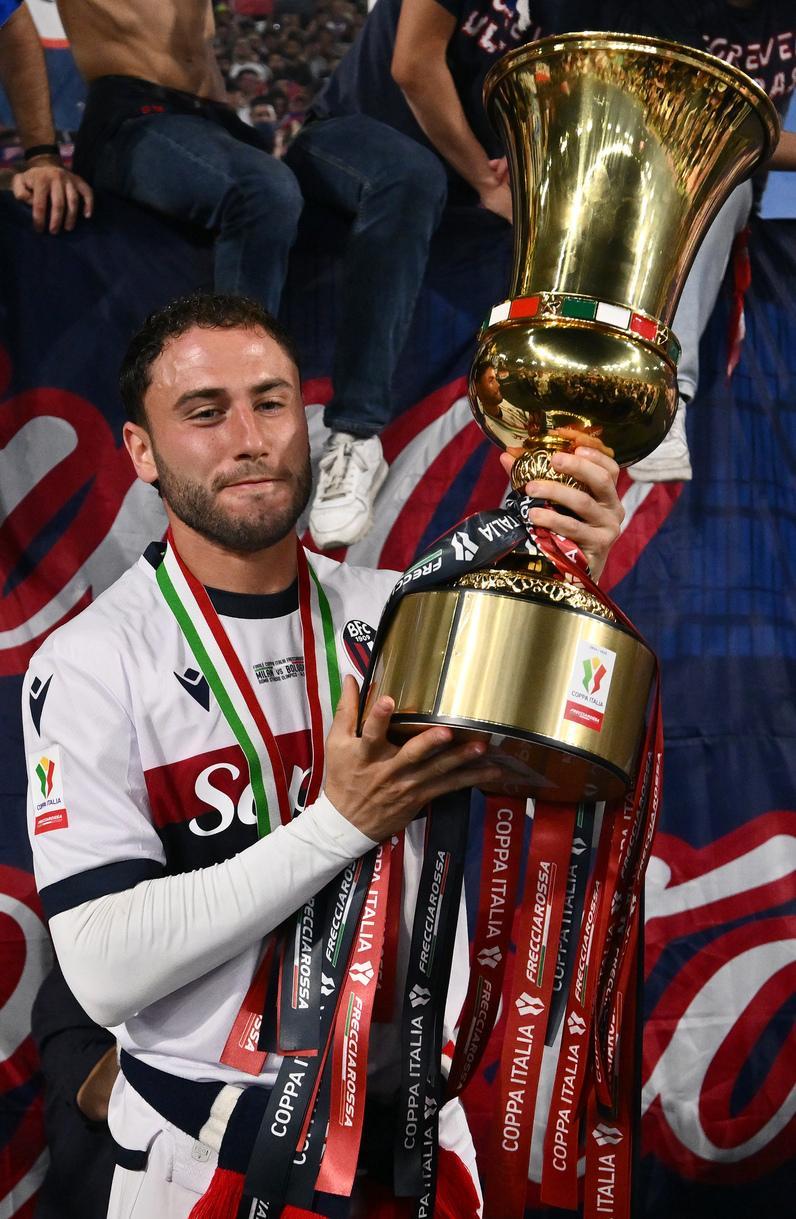 Calabria, che rivincita. In rotta con il Milan. Ha alzato la coppa contro i suoi ex colori Calabria, che rivincita. In rotta con il Milan. Ha alzato la coppa contro i suoi ex colori