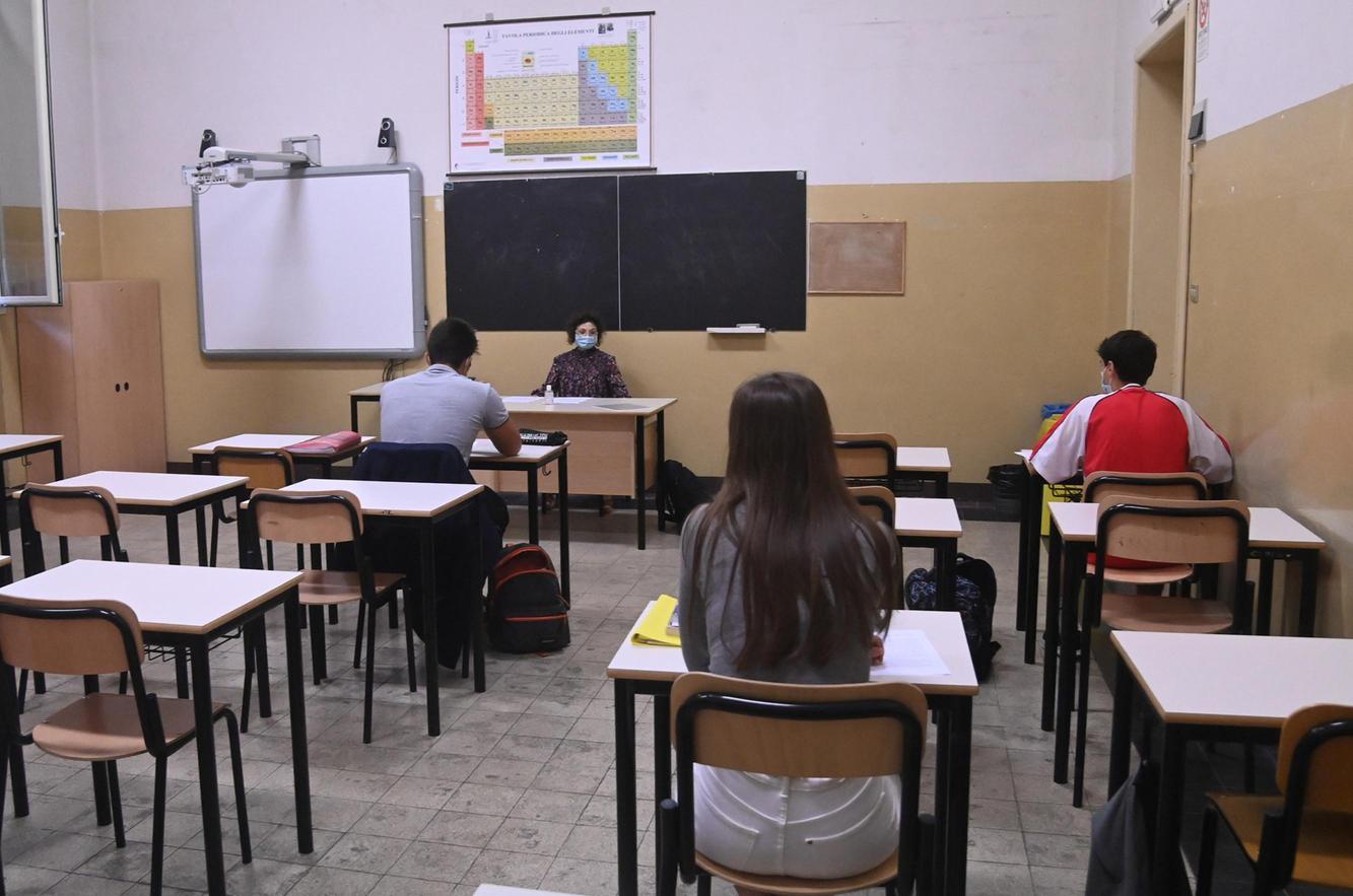 insegnante aggredito a calci la sindaca danno pure ai ragazzi 