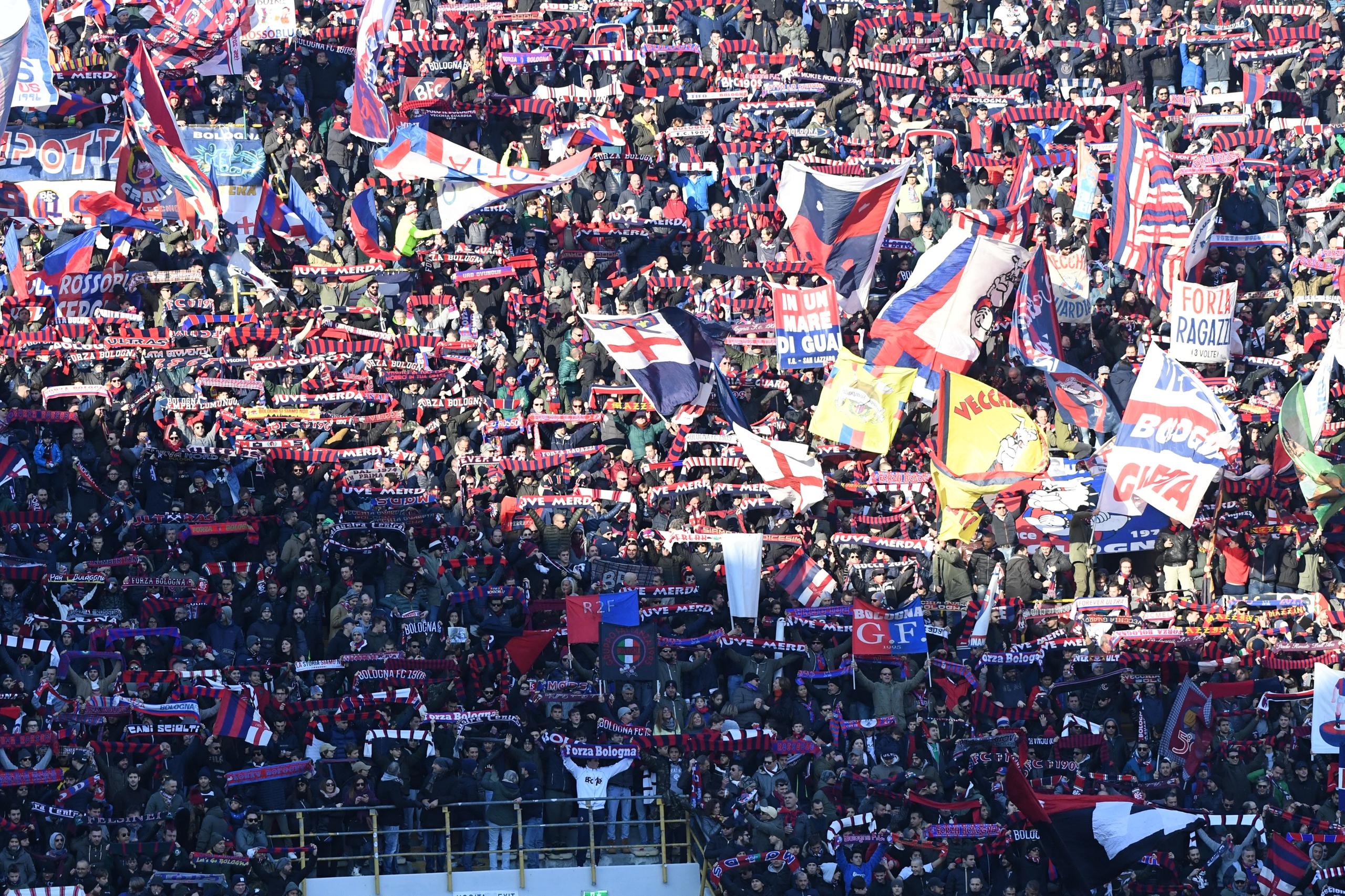 Un tifoso del Bologna calcio tra il pubblico ad Amici