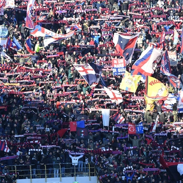 Un tifoso del Bologna calcio tra il pubblico ad Amici