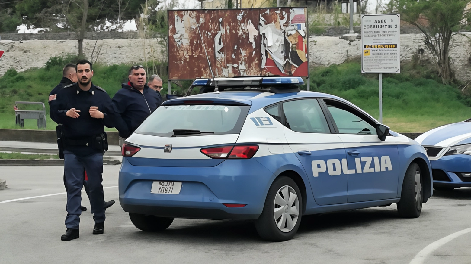 Blitz della polizia in via Paoletti dove ignoti avevano scardinato la porta e bivaccavano all’interno