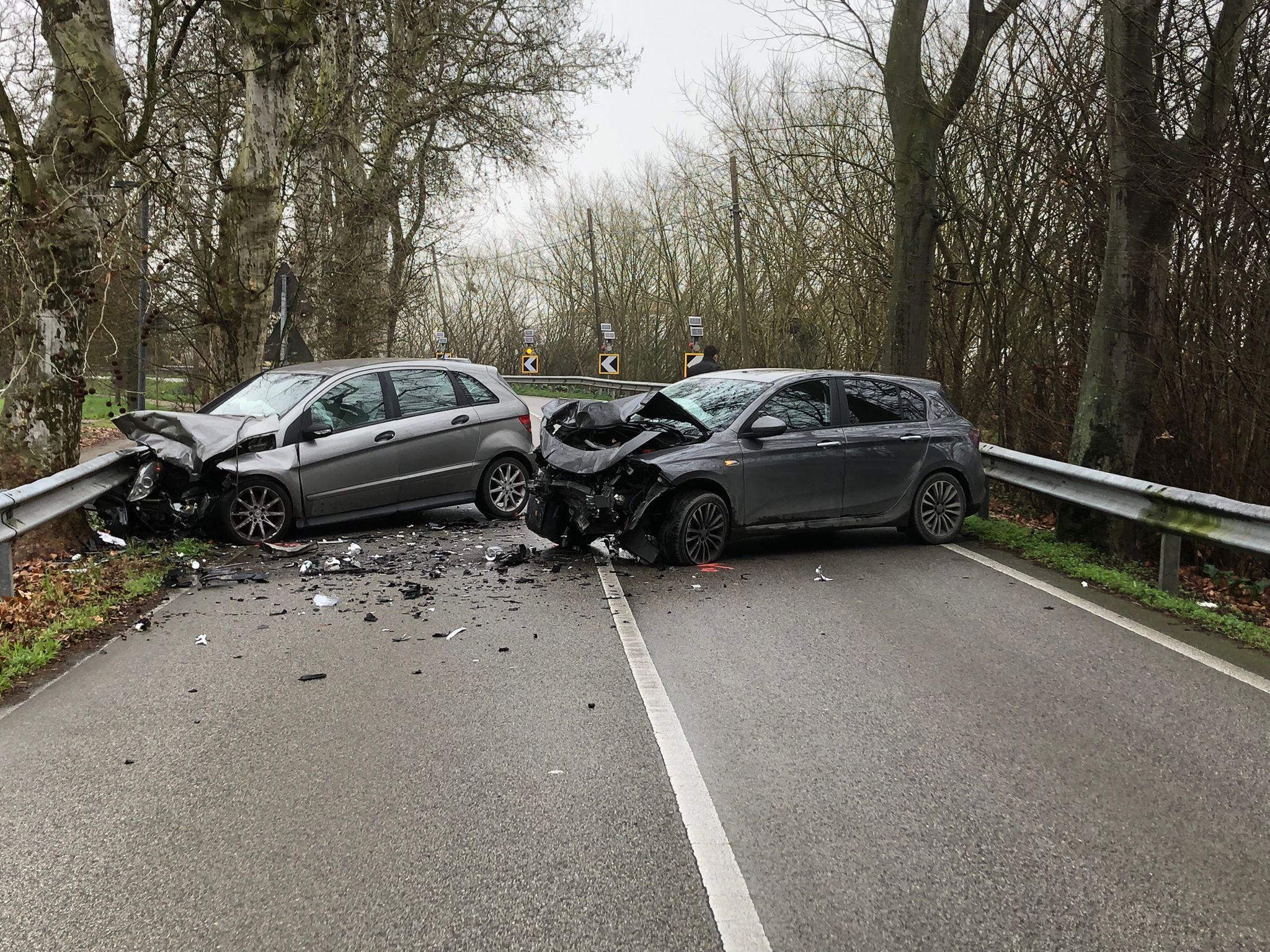 Pauroso incidente da Ilrestodelcarlino.it Pauroso incidente oggi a Ferrara scontro tra due auto tre feriti tra cui una minore