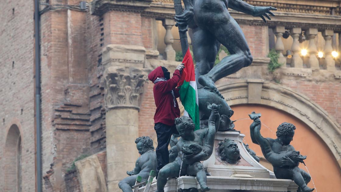 Il corteo studentesco in centro a Bologna, poi l’assalto al Nettuno: legata una bandiera palestinese alla statua
