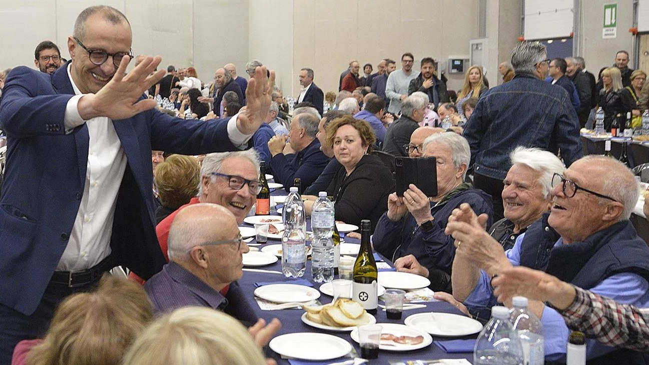 A Campanara l’appuntamento finale da sindaco, davanti a 1600 persone: la standing ovation per Ceriscioli. Assente Goffredo Bettini, ma il sostegno per l’Europa c’è. Le frecciate ad Acquaroli: "Mentalità piccola".