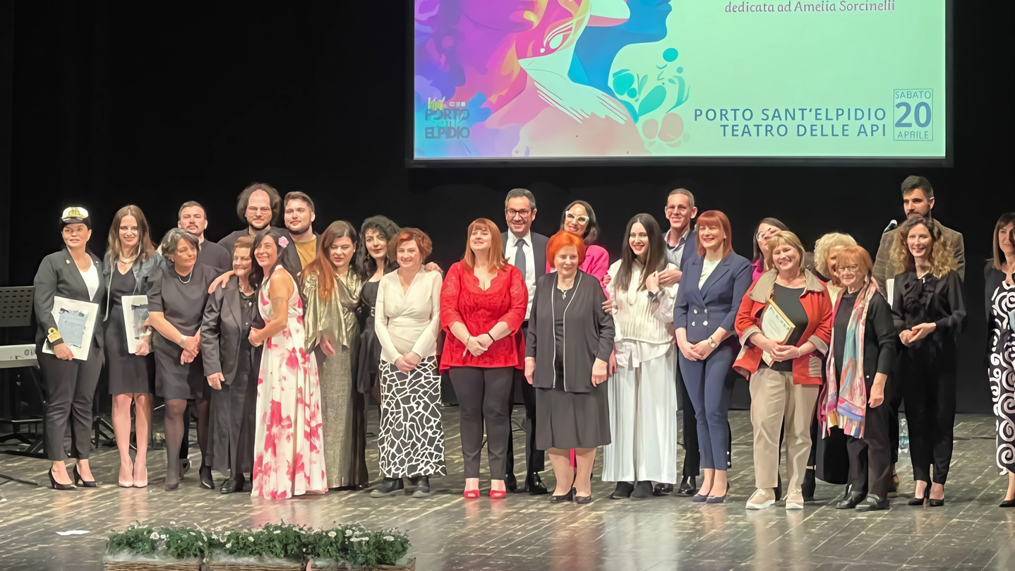 Il Premio Donna 2024 a Porto Sant'Elpidio celebra donne meritevoli in vari settori, con premio speciale al compositore Fabio Amurri. Presenze istituzionali e momenti artistici arricchiscono la serata.
