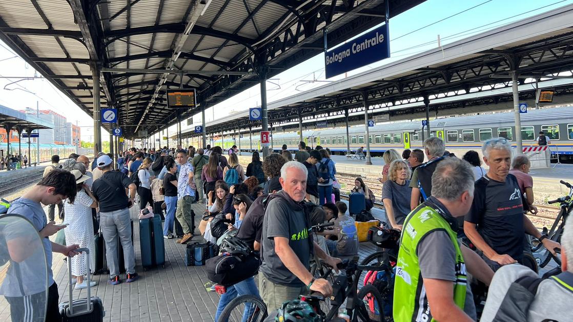 Blocco treni Bologna Milano oggi: ritardi e cancellazioni. Ecco cosa sta succedendo