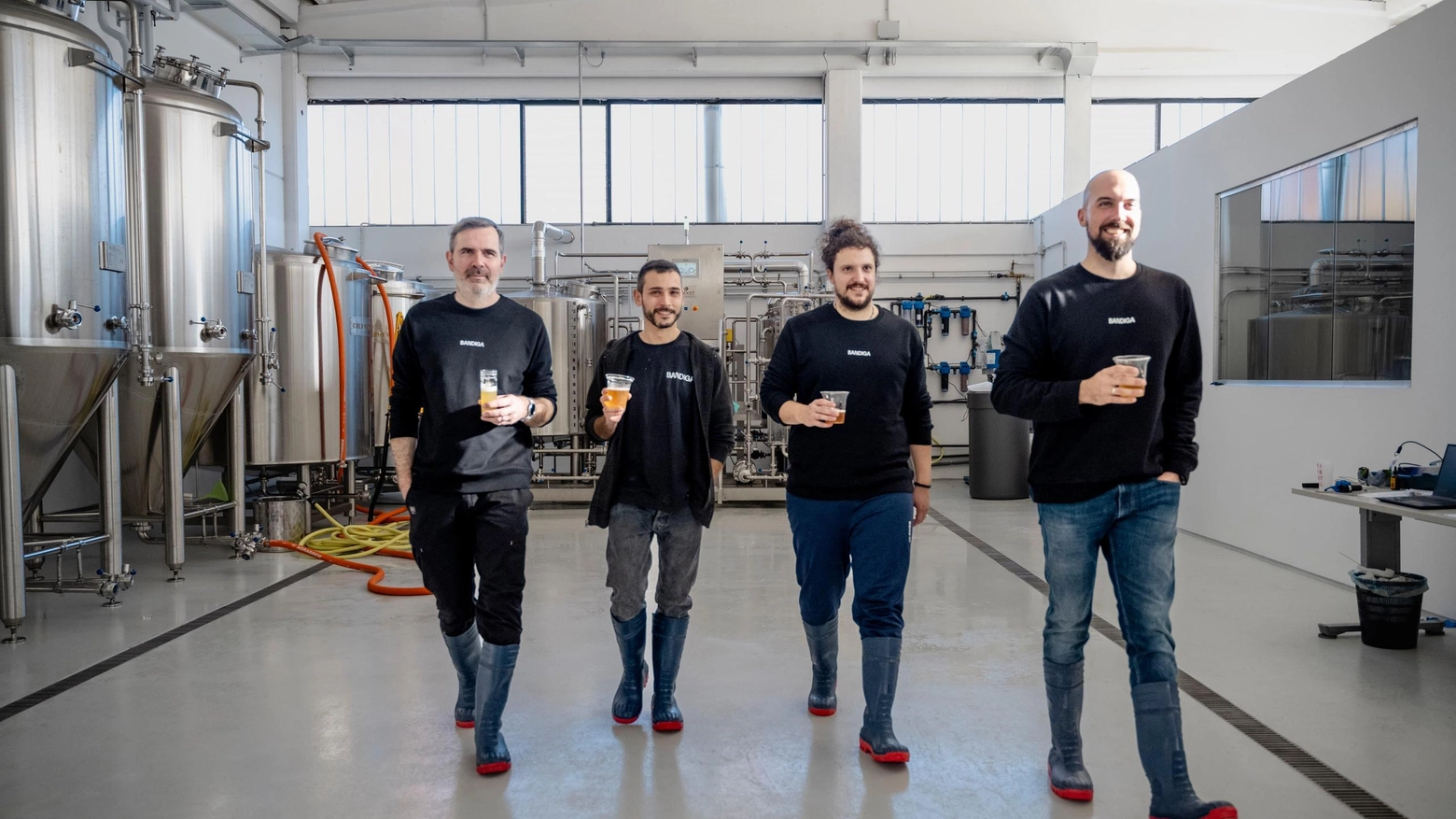 Quattro amici, che si sono conosciuti a un corso di degustazione, hanno aperto una ’brewery’ con pinte artigianali. Happy hour per i clienti