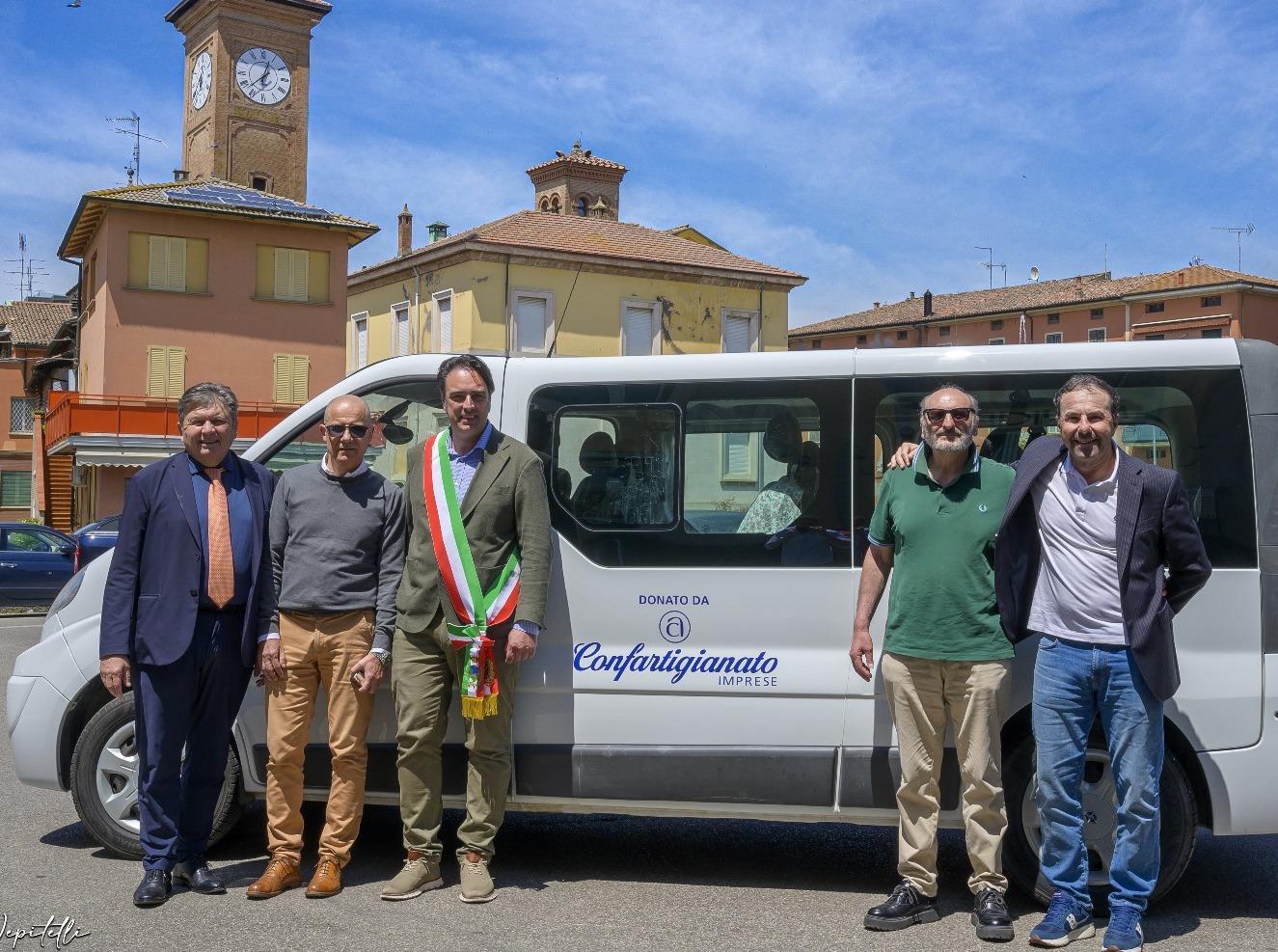 il cuore di confartigianato dona un furgone per disabili da Ilrestodelcarlino.it il cuore di confartigianato dona un furgone per disabili