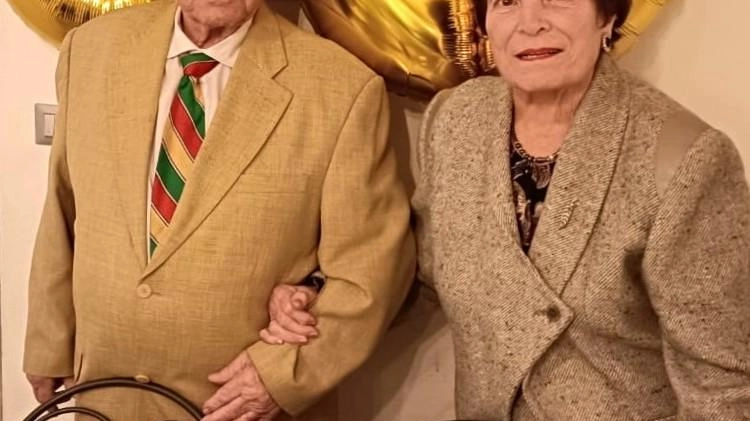 Una coppia di coniugi pugliesi, Vittorio Franciosa e Antonietta Graziano, ha celebrato 60 anni di matrimonio a Cesenatico. Vittorio, ex ristoratore di successo, ha trascorso la sua carriera nel settore culinario. La festa si è tenuta presso il ristorante gestito dal figlio Michele.