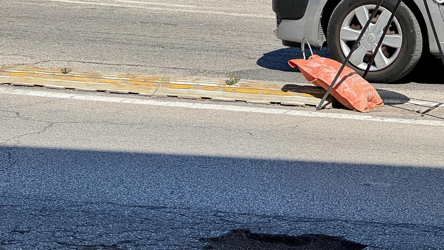 Due grosse buche sull’asfalto in via Carducci