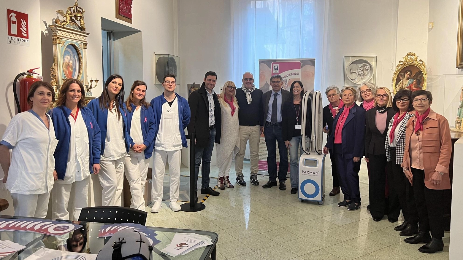 Cerimonia di ringraziamento per donazione apparecchio prevenzione alopecia all'Oncologia di Faenza grazie a associazione e aziende locali.