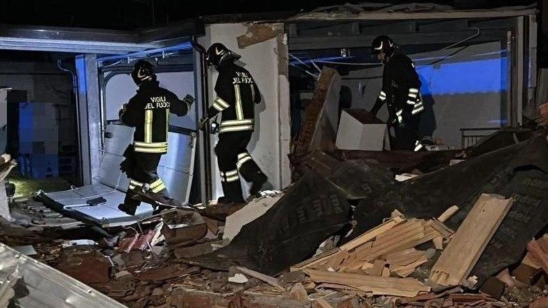 Esplosione in garage a Cusercoli: intervento dei vigili del fuoco per fuga di gas. Nessun ferito, ma edificio dichiarato inagibile. Presenti anche soccorso sanitario e Carabinieri.
