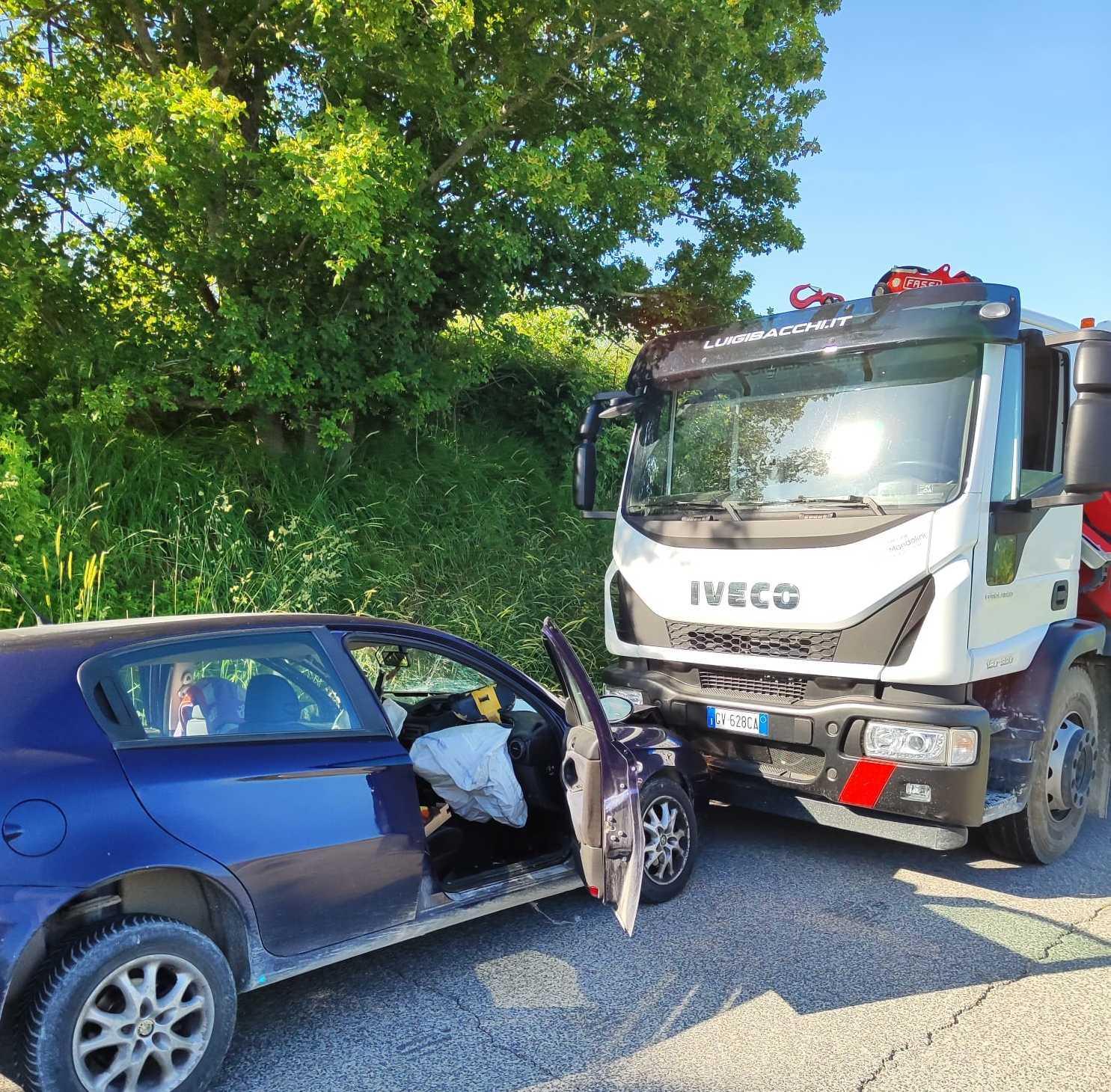 si schianta contro un camion dell anas soccorso un 26enne da Ilrestodelcarlino.it si schianta contro un camion dell anas soccorso un 26enne